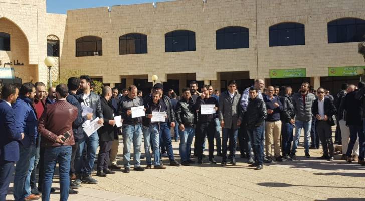 وقفة احتجاجية للأطباء في الجامعة الهاشمية رفضا لعقود الاقامة.. صور