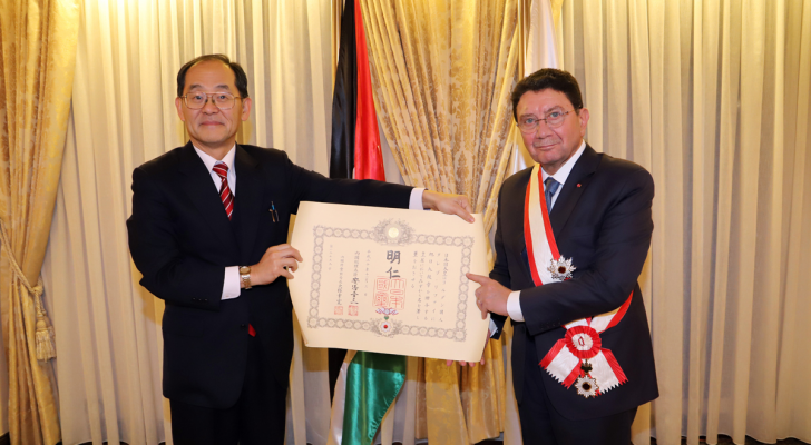 الامبرطور الياباني يمنح أردني وسام "الشمس الساطعة"