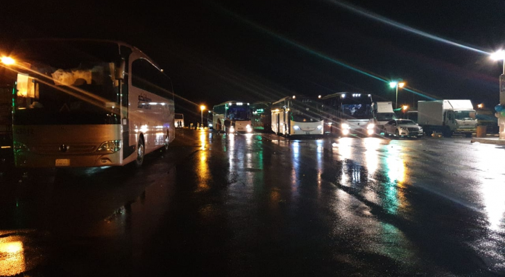 تم قطع الطريق بسبب السيول الجارفة