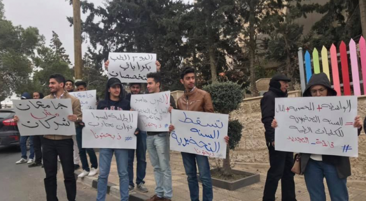 من الاعتصام