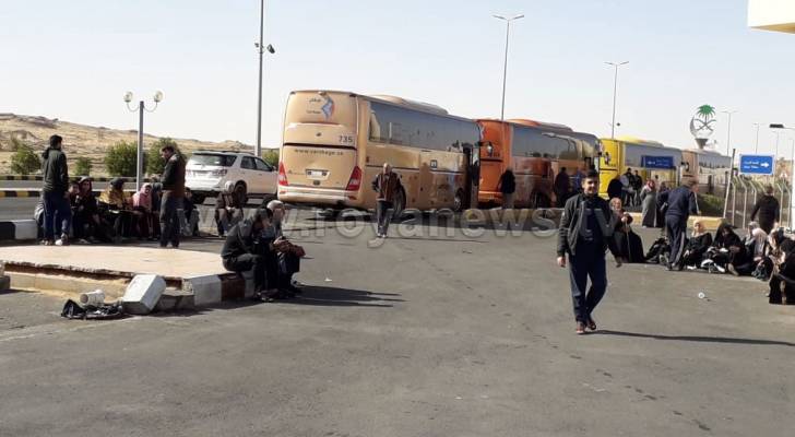 بالفيديو والصور .. 650 معتمرا أردنيا عالقون على الحدود السعودية