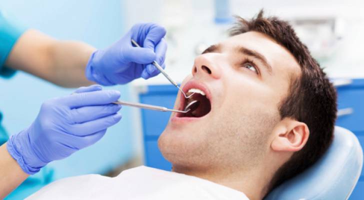 الحكومة تفرض على أطباء الأسنان تجديد رخص المزاولة كل 5 سنوات