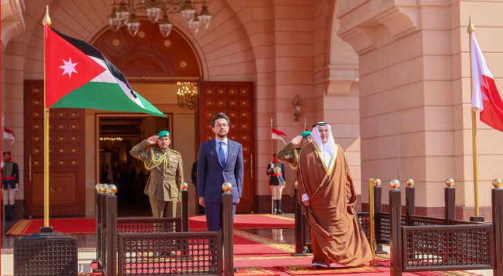 الأمير سلمان بن حمد آل خليفة ولي عهد البحرين في مقدمة مستقبلي الأمير ولي العهد الحسين بن عبدالله الثاني