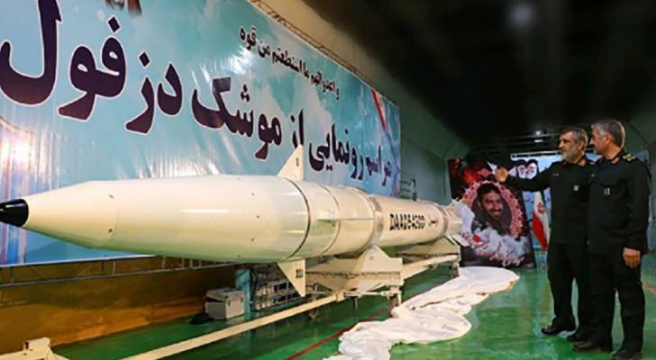 إيران تكشف عن صاروخ جديد يبلغ مداه الف كلم