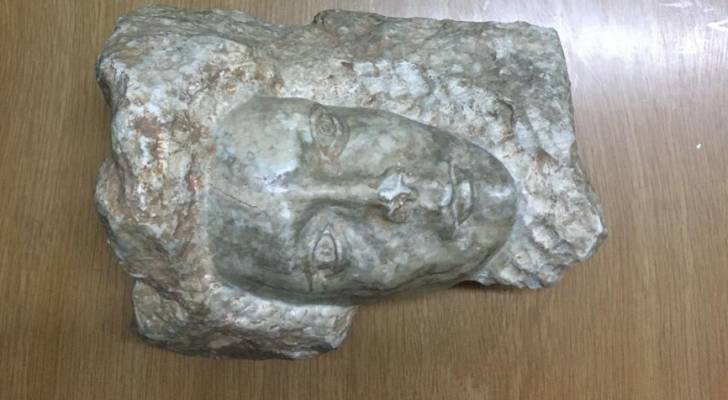ضبط شخص بحوزته رأس تمثال و143 قطعة أثرية في عمان