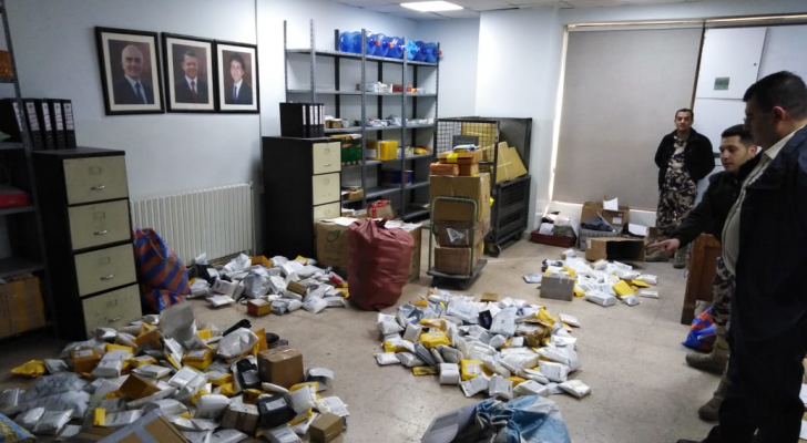 الجمارك تحبط تهريب سجائر واراجيل الكترونية