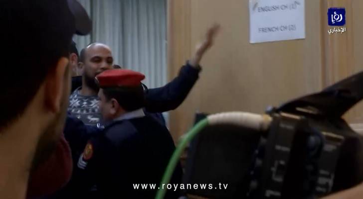 الأمن يخرج أحد المواطنين اقتحم شرفات مجلس النواب وقام بالصراخ .. فيديو