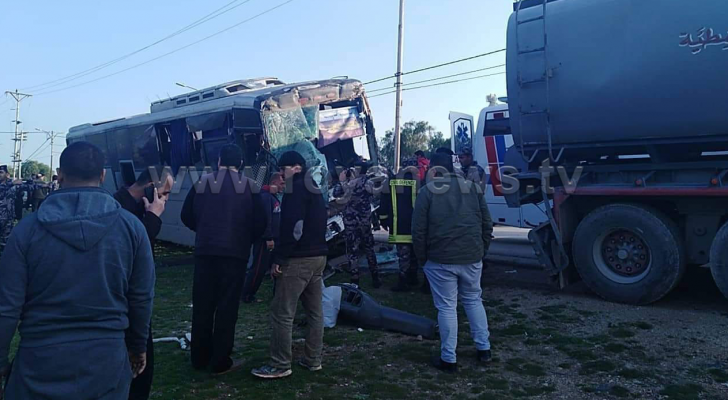حادث تصادم بين حافلة ركاب وصهريج محروقات في اربد