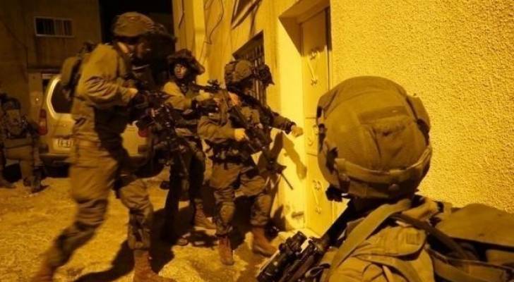 الاحتلال يعتقل 4 فلسطينيين من رام الله والخليل ويداهم عدة منازل