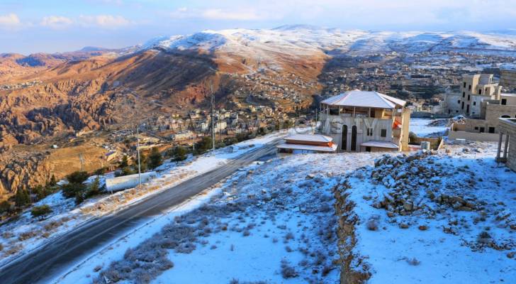 شاهد الثلوج على المرتفعات الجبلية العالية الجنوبية من المملكة - فيديو وصور