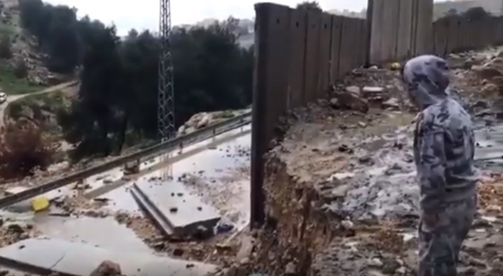 الأمطار تتسبب في انهيار جدار الفصل العنصري في القدس
