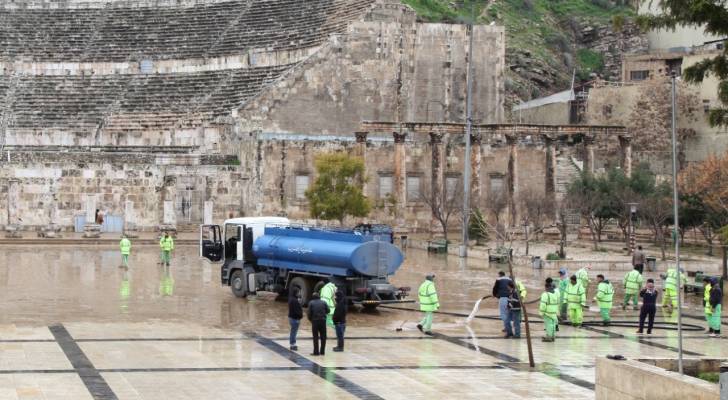 كوادر الأمانة "تشفط" المياه التي أغرقت المدرج الروماني.. صور