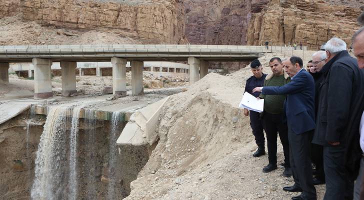 وزير الاشغال يتفقد مشاريع الحماية لجسور البحر الميت