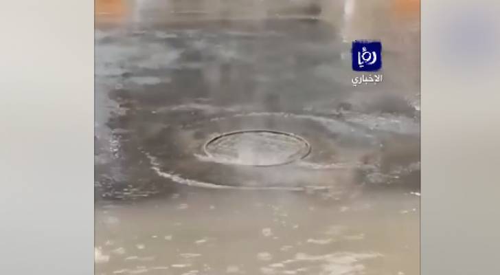 في وسط البلد.. "المُنهل" ينفجر من ضغط المياه خلال مرور السيارات - فيديو