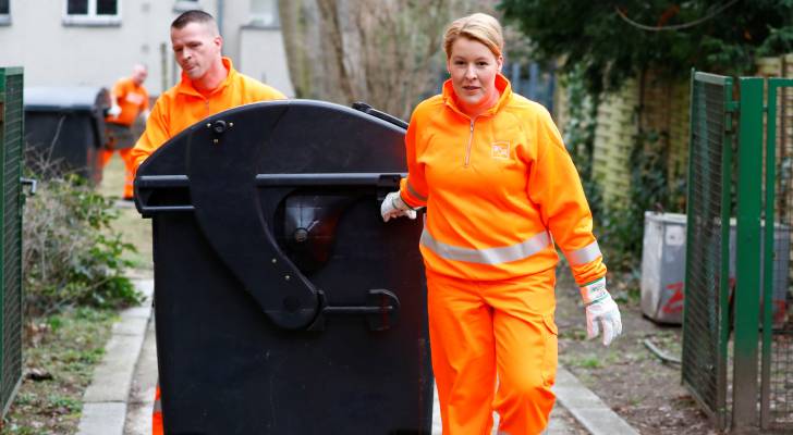 احتفالاً بيوم المرأة العالمي .. وزيرة ألمانية تجمع النفايات من البيوت - فيديو وصور