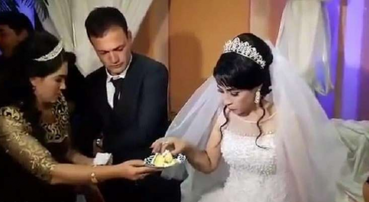 عريس يصفع عروسه خلال حفلة زفافهما