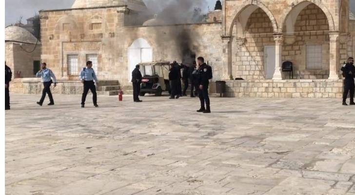 الاحتلال يغلق بوابات المسجد الأقصى واندلاع مواجهات مع المصلين .. فيديو