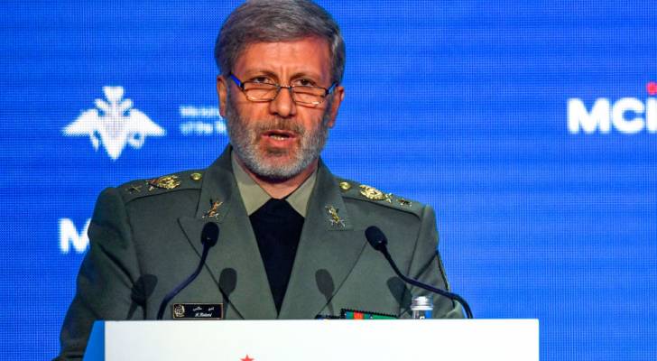 وزير الدفاع الإيراني يهدد الاحتلال بالرد المباشر اذا تحرك ضد مبيعاتها للنفط (رويترز)