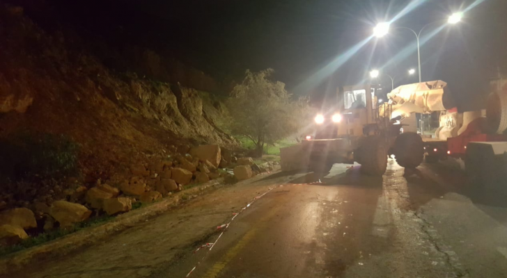 انهيار صخري جزئي على مدخل جرش الجنوبي