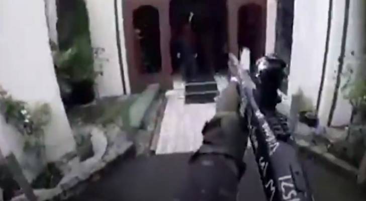 شاهد بالفيديو.. هجوم مرعب على مسجد نيوزيلندي وسقوط العشرات