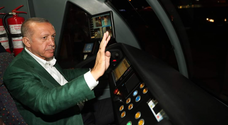 أردوغان يفتتح خط ترام جديد ويقود أول رحلة