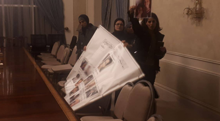 ذوو ضحايا حادثة البحر الميت يدخلون دار الحكومة ويحتجون على تصريحات الوزراء