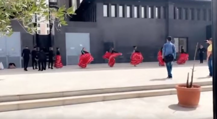 يظهر الفيديو 6 راقصات و6 راقصين يتدربون استعدادا لعرض