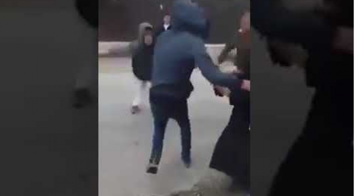 مستوطنون يعتدون بوحشية على سيدة وابنها في الخليل