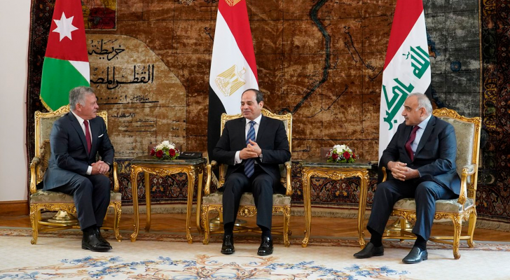صورة للزعماء المشاركين في القمة الثلاثية
