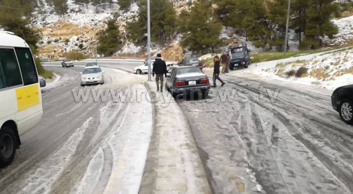 بالفيديو والصور .. انزلاق مركبات بسبب تساقط الثلوج بالطفيلة