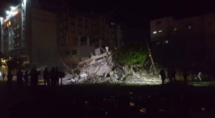 طيران الاحتلال الحربي يدمر مبنى الملتزم بعد قصفه