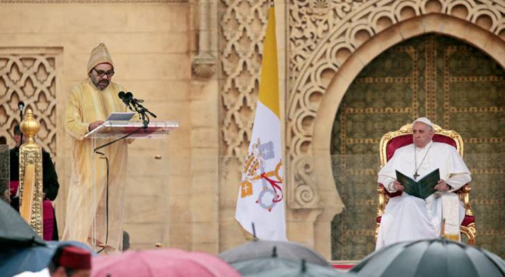 بالفيديو .. ملك المغرب يفاجئ بابا الفاتيكان بتصرف "غير مسبوق"