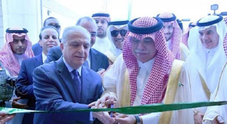 وزير الخارجية العراقي، محمد علي الحكيم، ووزير التجارة والاستثمار السعودي، ماجد القصبي، خلال مراسم افتتاح القنصلية السعودية في بغداد