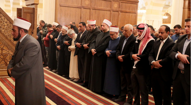 ولي العهد يشارك جموع المصلين أداء صلاة الجمعة
