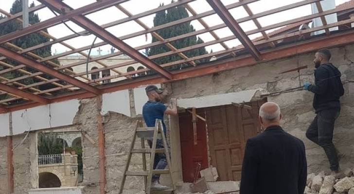 بلدية الاحتلال تجبر مقدسيا على هدم منزله بيده - فيديو