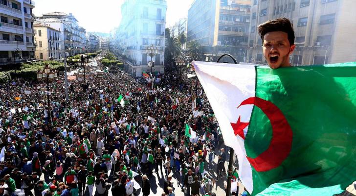 مظاهرات حاشدة بالجزائر رفضا للرئيس "المؤقت".. والأمن يطلق قنابل غاز