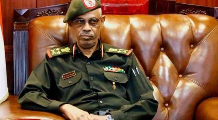عوض بن عوف يعلن تنحيه عن رئاسة المجلس العسكري في السودان
