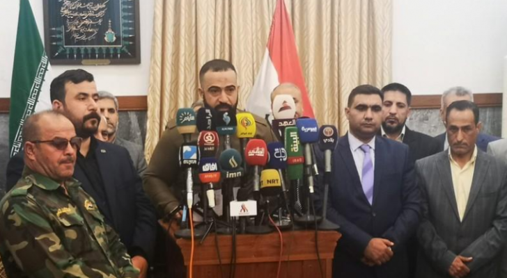 متحدث باسم ائتلاف الفاتح يتحدث أثناء قراءة بيان للفصائل الشيعية العراقية من منزل القنصل العام الإيراني في مدينة النجف