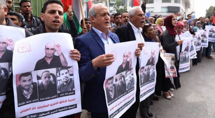 مسيرة بغزة دعما للأسرى المضربين عن الطعام بسجون الاحتلال