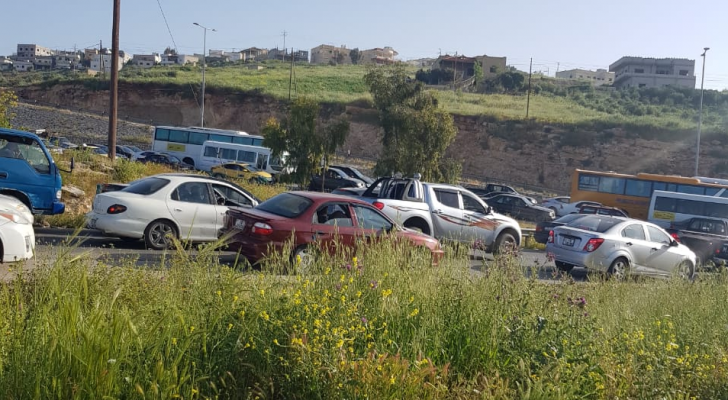 الأزمة المرورية التي سببها الحادث على طريق اربد عمان