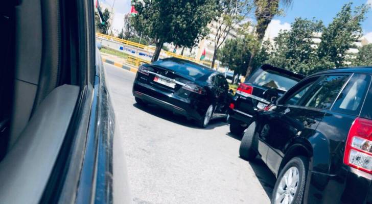 مركبة وزير تغلق مسرب كامل من أحد شوارع عمان