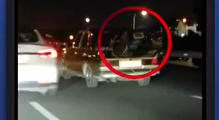 ضبط شخص وضع "منقل شواء" مشتعلا في مركبته أثناء المسير - فيديو