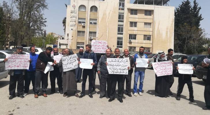 أهالي جبل النصر  يطالبون بعودة امامهم الى المسجد - صور