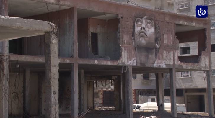فنان فلسطيني ينشئ معرضا فريدا من نوعه في مبنى قصفه الاحتلال - فيديو