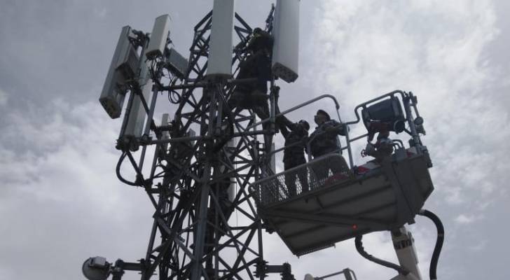 الدفاع المدني ينقذ شخصاً علق على  برج للاتصالات ..صور