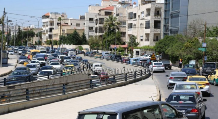 تشهد الأسواق التجارية تهافتا غير مسبوق من قبل المواطنين