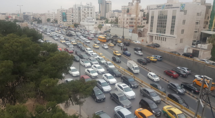صورة تظهر  ازدحامات مرورية في الشارع الواصل بين دوار الداخلية والدوار الرابع