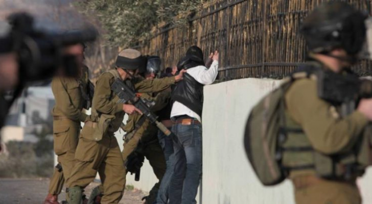 قوات الاحتلال تعتقل شابا فلسطينيا - ارشيفية
