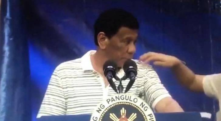 صرصور يتسلق كتف الرئيس الفلبيني ..والرئيس يحول الأمر لمزحة- فيديو