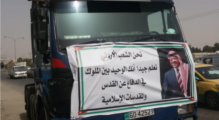 مسيرة شاحنات في عمان احتفالا بعيد الاستقلال